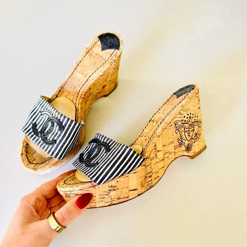 CHANEL Black White Stripe Canvas CC Logo Tan Beige Cork Wedge Sandal Slides 37.5 - Picture 14 of 16
